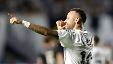 পেনাল্টিতে ফাঁড়া কাটালেন নেইমার