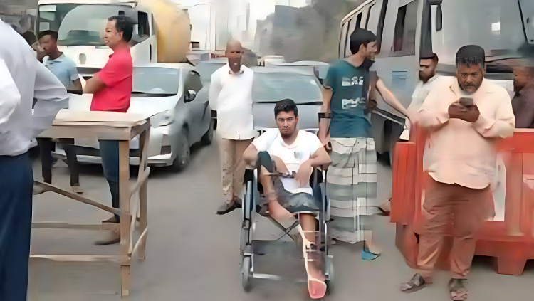 পঙ্গু হাসপাতালের সামনে জুলাই আন্দোলনে আহতদের সড়ক অবরোধ
