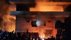 ব্যাপক ভাঙচুরের পর ধানমন্ডি-৩২ নম্বরের বাড়িতে আগুন