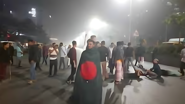 পঙ্গু হাসপাতালের সামনে গণ-অভ্যুত্থানে আহতদের সড়ক অবরোধ