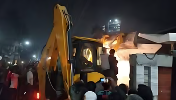 খুলনায় আলোচিত ‘শেখ বাড়ি’ বুলডোজার দিয়ে ভাঙচুর