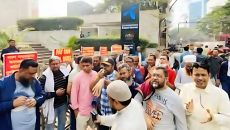 বসুন্ধরায় চাকরি পুনর্বহালের দাবিতে গ্রামীণফোনকর্মীদের বিক্ষোভ