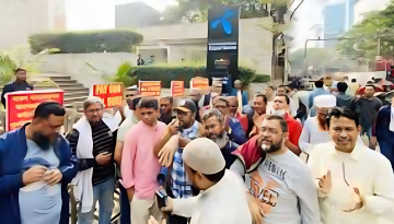 বসুন্ধরায় চাকরি পুনর্বহালের দাবিতে গ্রামীণফোনকর্মীদের বিক্ষোভ