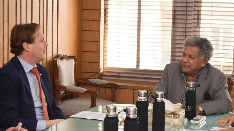 শ্রম ও কর্মসংস্থান উপদেষ্টার সাথে নেদারল্যান্ডসের বিশেষ দূতের সাক্ষাৎ