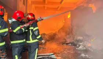 চট্টগ্রামে প্লাস্টিক গোডাউনে আগুন, নিয়ন্ত্রণে কাজ করছে ৬ ইউনিট