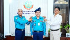 পদোন্নতিপ্রাপ্ত কর্মকর্তাকে র‌্যাংক ব্যাজ পরালেন আরএমপির পুলিশ কমিশনার