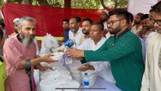 রাজধানীতে গরিব-দুস্থদের মাঝে ইফতার বিতরণ করলেন যুবদল নেতা মিরাজ