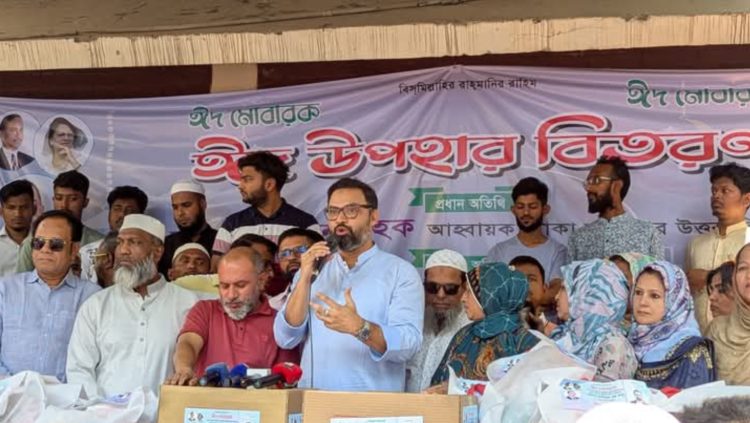 পল্লবীতে মহিলা দলের পক্ষ থেকে ঈদ উপহার সামগ্রী বিতরণ