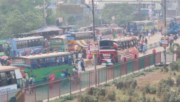 ঢাকা টাঙ্গাইল মহাসড়কে ঈদে ঘরে ফেরা যাত্রীদের ঢল নেমেছে যানবাহ‌ন ও চলছে ধীর গতিতে 