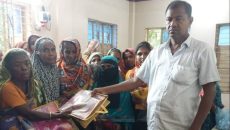 ঈদ সামগ্রী বিতরণ করলেন চরবিশ্বাস ইউনিয়ন বিএনপি সভাপতি মো. বাকের বিশ্বাস