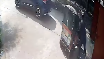 রিকশাচালককে জুতাপেটা করা কর্মকর্তা বরখাস্ত