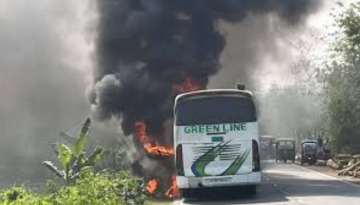 ব‌রিশা‌লে গ্রিন লাইনের চলন্ত বাসে আগুন, রক্ষা পেলেন ২০ যাত্রী