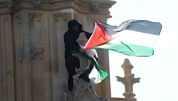 ‘বিগ বেন’ টাওয়ারে ফিলিস্তিনের পতাকা ওড়ালেন ব্রিটিশ যুবক