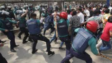 প্রেস ক্লাবের সামনে পুলিশের ওপর গার্মেন্টস শ্রমিকদের ‘হামলা’