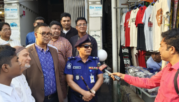 ঈদুল ফিতর উপলক্ষে নওগাঁয় মার্কেট মনিটরিং করলেন এসপি সাফিউল সারোয়ার