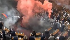 সার্বিয়ার পার্লামেন্টে স্মোক গ্রেনেড নিক্ষেপ, স্ট্রোক করলেন আইনপ্রণেতা