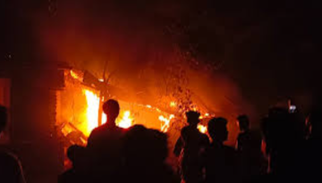 মাগুরায় শিশুটির জানাজার পর আসামিদের বাড়িতে আগুন