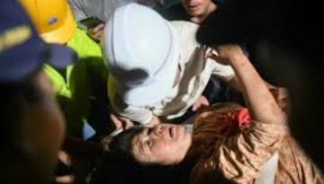 মিয়ানমারে ৩০ ঘন্টা পর ধ্বংসস্তূপ থেকে এক নারীকে জীবিত উদ্ধার