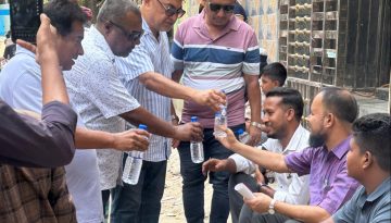 ডেমরায় নবী উল্লাহ নবী’র উদ্যোগে এসএসসি পরীক্ষার্থীদের অভিভাবকদেরকে খাবার পানি বিতরন