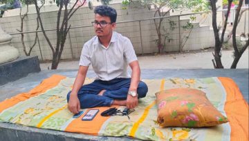 তিন দফা দাবিতে জবি শিক্ষার্থীর কাঁথা-বালিশ কর্মসূচি