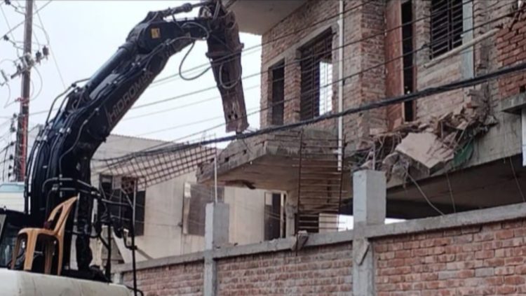 রাজধানীর উত্তরখান এলাকায় রাজউকের উচ্ছেদ অভিযান ও জরিমানা