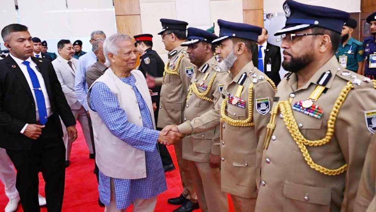 অবৈধ আদেশ পালন করায় জনরোষের শিকার পুলিশ: ড. ইউনূস