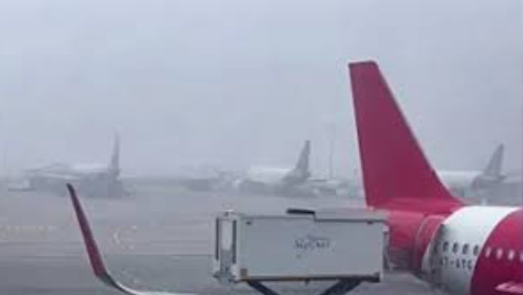 তীব্র ধুলিঝড়ে দিল্লিতে ৫০ ফ্লাইট বিলম্ব, যাত্রীদের দুর্ভোগ
