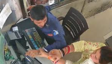 টাকা চাওয়ায় টোলকর্মীকে ৪ সেকেন্ডে সাতবার থাপ্পড়ালেন নারী