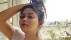 বইপড়ার ভঙ্গিতে তোলা ছবি সামাজিক মাধ্যমে পোস্ট করে যা বললেন ভাবনা