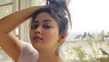 বইপড়ার ভঙ্গিতে তোলা ছবি সামাজিক মাধ্যমে পোস্ট করে যা বললেন ভাবনা