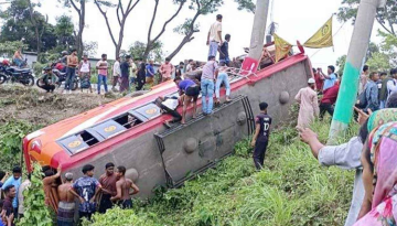 ফরিদপুরে নিয়ন্ত্রণ হারিয়ে বৈদ্যুতের খুঁটির সঙ্গে বাসের ধাক্কা, নিহত ৫