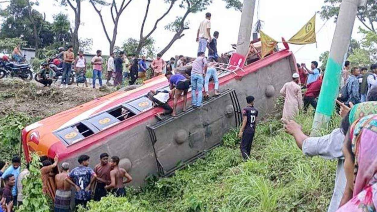 ফরিদপুরে নিয়ন্ত্রণ হারিয়ে বৈদ্যুতের খুঁটির সঙ্গে বাসের ধাক্কা, নিহত ৫