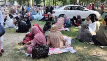 পরীক্ষার হলে শিক্ষার্থীরা, বাইরে উদ্বিগ্ন অভিভাবক