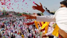 ভারতে ঈদগাহে আসা মুসল্লিদের ওপর ফুল ছিটালেন হিন্দুরা