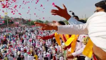 ভারতে ঈদগাহে আসা মুসল্লিদের ওপর ফুল ছিটালেন হিন্দুরা