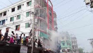 বাগেরহাটে বহুতল ভবনে আগুন, নিহত ১