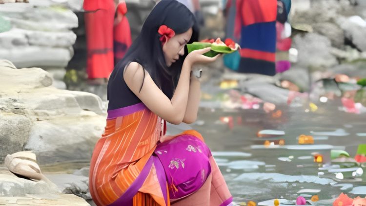 বিঝু’র ফুল জলে ভাসিয়ে বর্ষবরণের আবাহনে মাতলো পাহাড়িরা