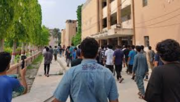 রাত ৮টার মধ্যে হল খোলার দাবি কুয়েটের আবাসিক শিক্ষার্থীদের