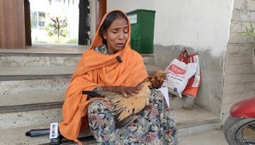 মৃত মুরগির বিচার চেয়ে থানায় অবস্থান বৃদ্ধার