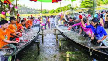 জলকেলিতে মাতোয়ায়া মারমা তরুণ-তরুণীরা