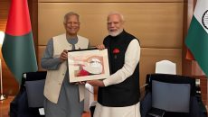 মোদীকে ছবি উপহার দিলেন অধ্যাপক ইউনূস
