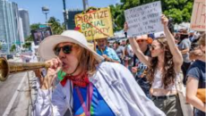 যুক্তরাষ্ট্রজুড়ে ট্রাম্প বিরোধী বিক্ষোভ