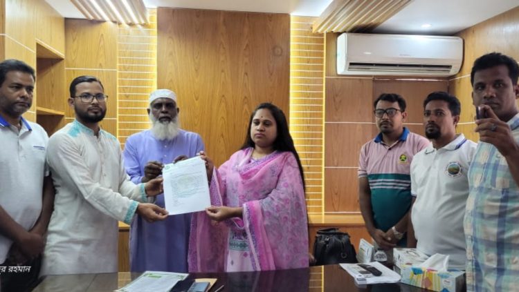কয়রায় নৌ অ্যাম্বুলেন্সের দাবিতে জেলা প্রশাসক বরাবর স্মারকলিপি