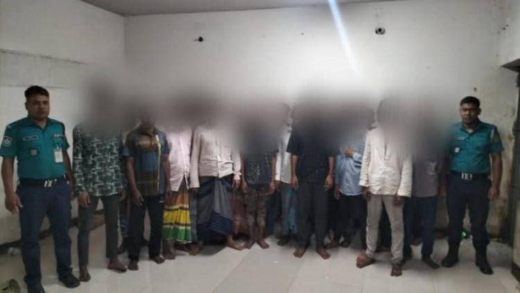 মোহাম্মদপুরে পুলিশের বিশেষ অভিযান, পেশাদার ছিনতাইকারীসহ গ্রেপ্তার ৩০