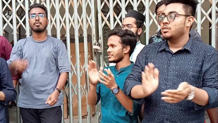 জবির প্রশাসনিক ভবনে তালা দিয়ে শিক্ষার্থীদের বিক্ষোভ