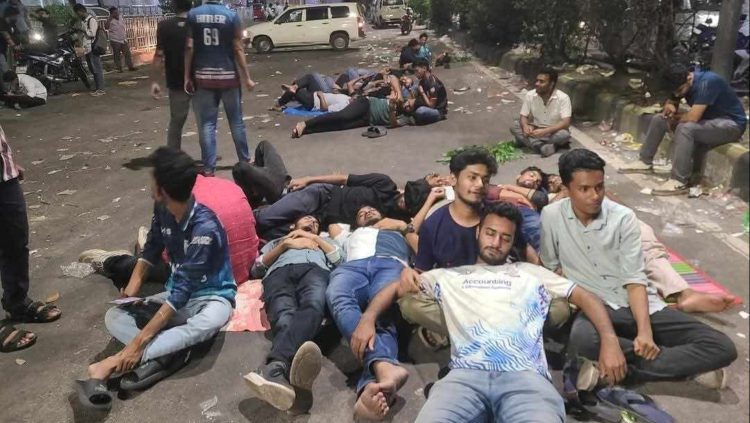 দ্বিতীয় দিনেও অবস্থান কর্মসূচিতে অনড় জবি শিক্ষার্থীরা