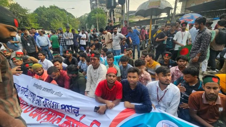 গণঅনশন শুরু করলো জবি শিক্ষক-শিক্ষার্থীরা