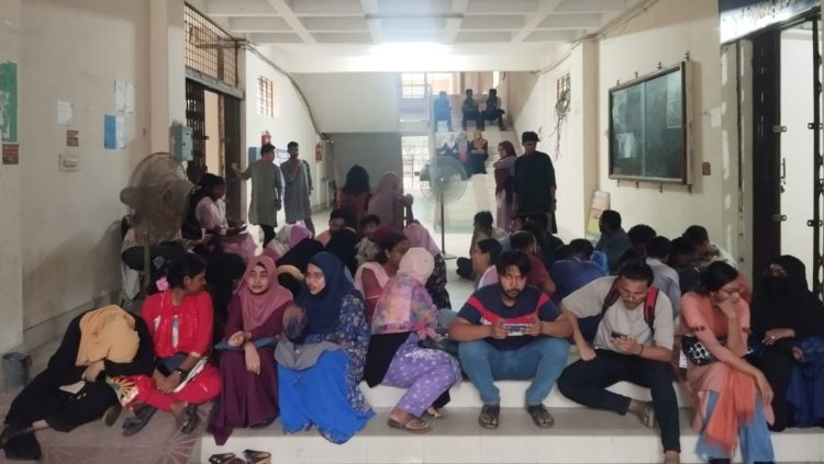 সেই শিক্ষককে স্থায়ী বহিষ্কারের দাবিতে শিক্ষার্থীদের অবস্থান কর্মসূচি 