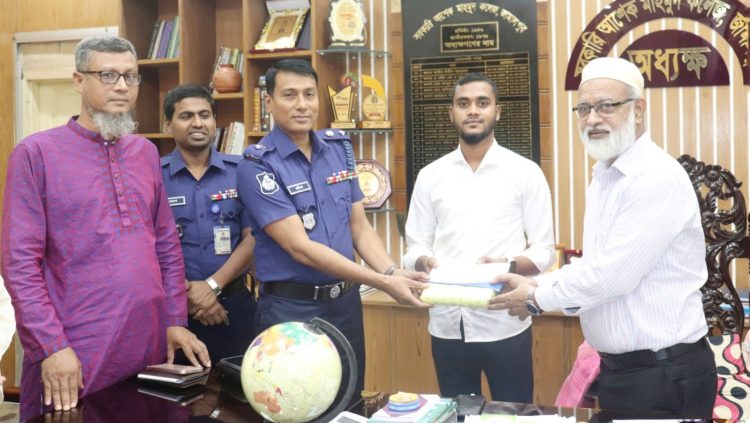 জামালপুরে সামাজিক সচেতন ৩ শিক্ষার্থীকে পুরস্কৃত করলেন পুলিশ সুপার