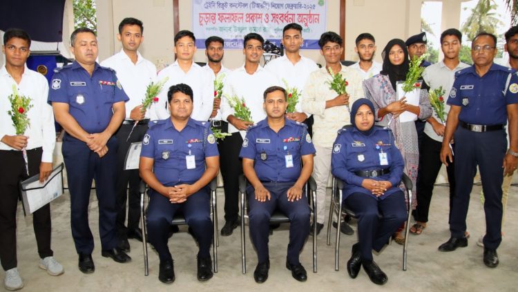 ঝালকাঠতে টিআরসি নিয়োগের উত্তীর্ণদের ফুল দিয়ে বরণ করলেন পুলিশ সুপার